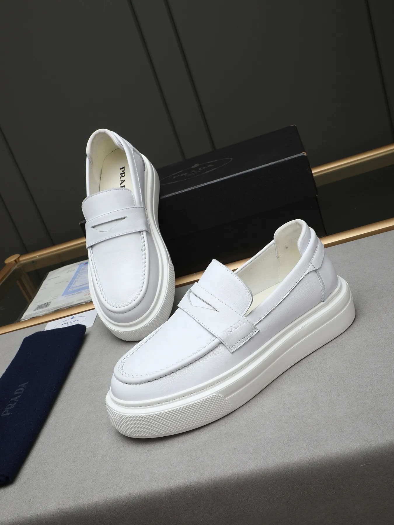 Men's Men's Shoes 💰500 Prada/Prada Men's new casual shoes, this upper is made of imported calfskin + sheep lining! The outsole is made of non-slip foam outsole, which feels good on your feet and is a fashionable and stylish item!  Size: 38-44 (45 customized)